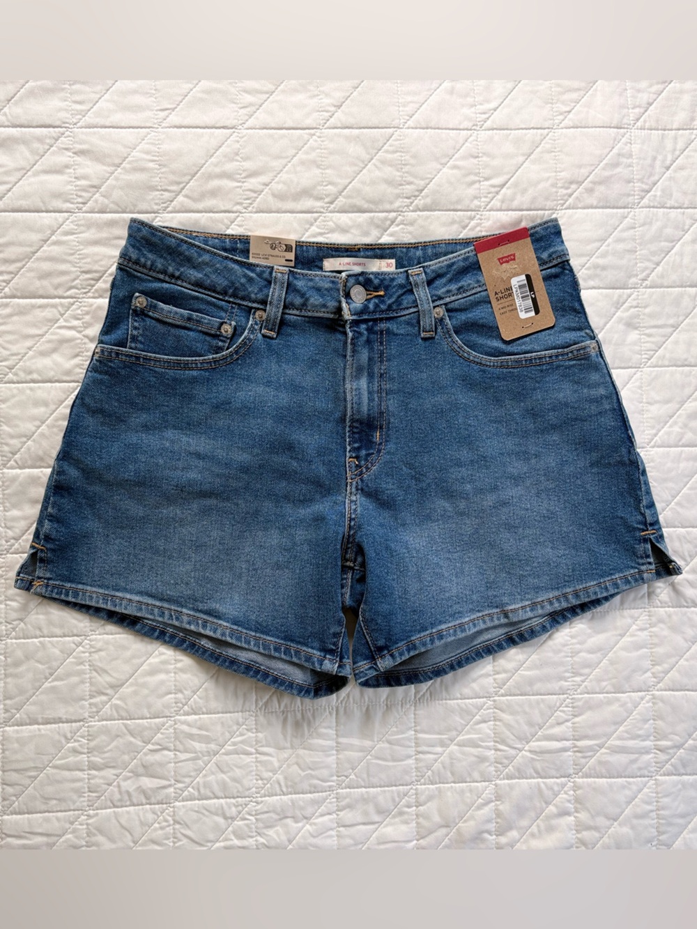 Levi's Premium A-Line MidRise Medium Wash Denim Shorts - Size 30 NWT